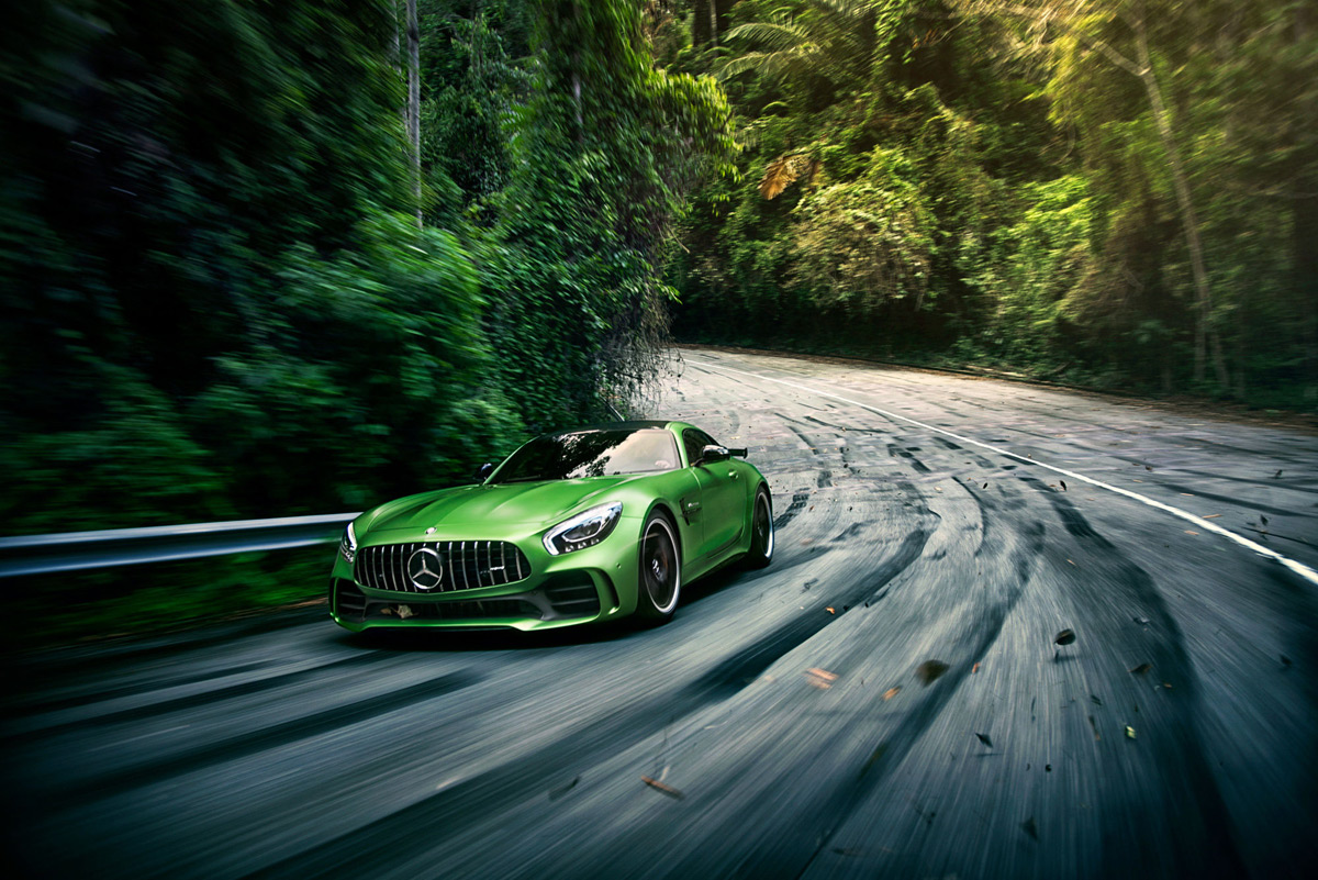 Зеленый автомобиль на дороге. AMG GTR. Mercedes Benz AMG GTR. Мерседес Бенц АМГ ГТ скорость. Мерседес ГТ АМГ на природе.